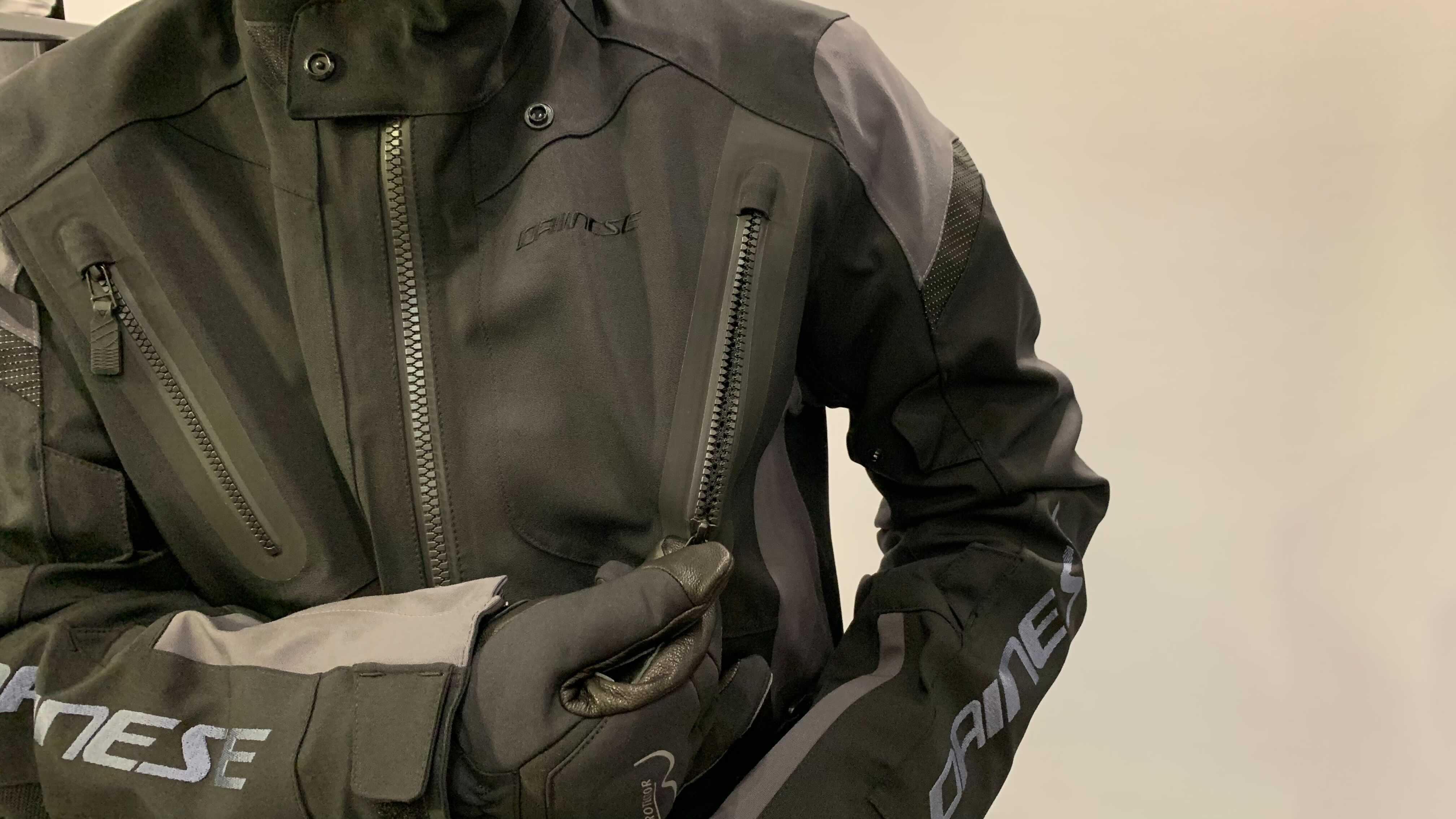 防水・防寒・快適性を兼ね備えたツーリングジャケット”TONALE D-DRY 